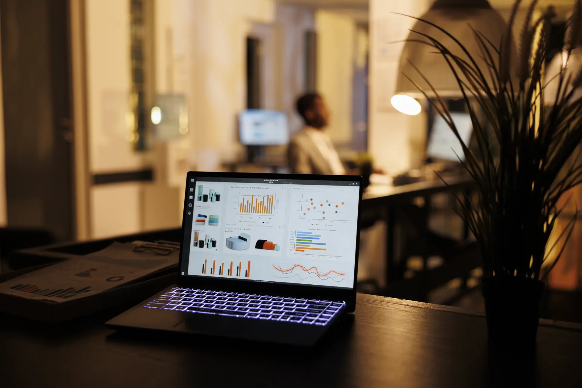 Notebook com relatório de marketing em um escritório