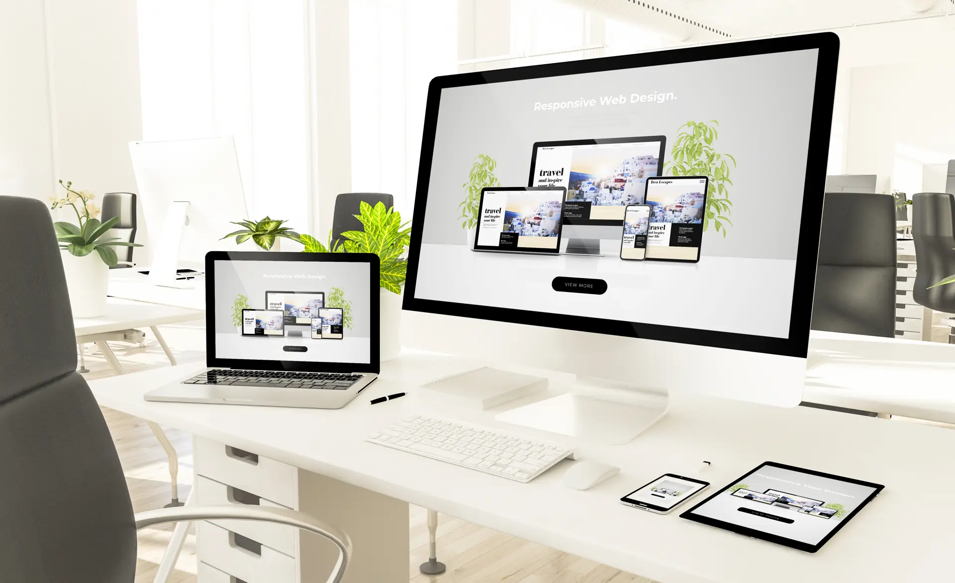Site responsivo exibido em computador, notebook, tablet e celular sobre uma mesa